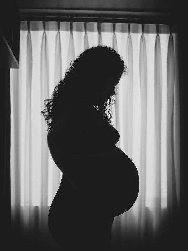 solouhette femme enceinte en attente de faire un test ADN